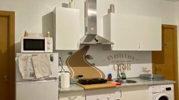 Frigorífico, microondas, horno y placa de cocina