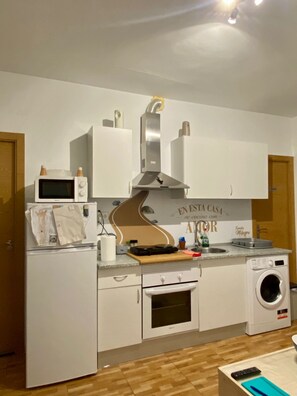 Fridge, microwave, oven, stovetop - Holiday Home "Sol y Luna" with Shared Pool & Wi-Fi (Manzaneque)