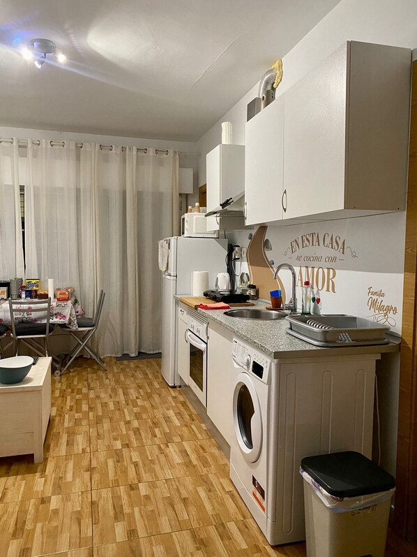 Fridge, microwave, oven, stovetop - Holiday Home "Sol y Luna" with Shared Pool & Wi-Fi (Manzaneque)