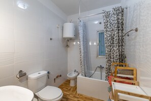 Shower, hair dryer, towels - Holiday Home "Sol y Luna" with Shared Pool and Wi-Fi (Manzaneque)