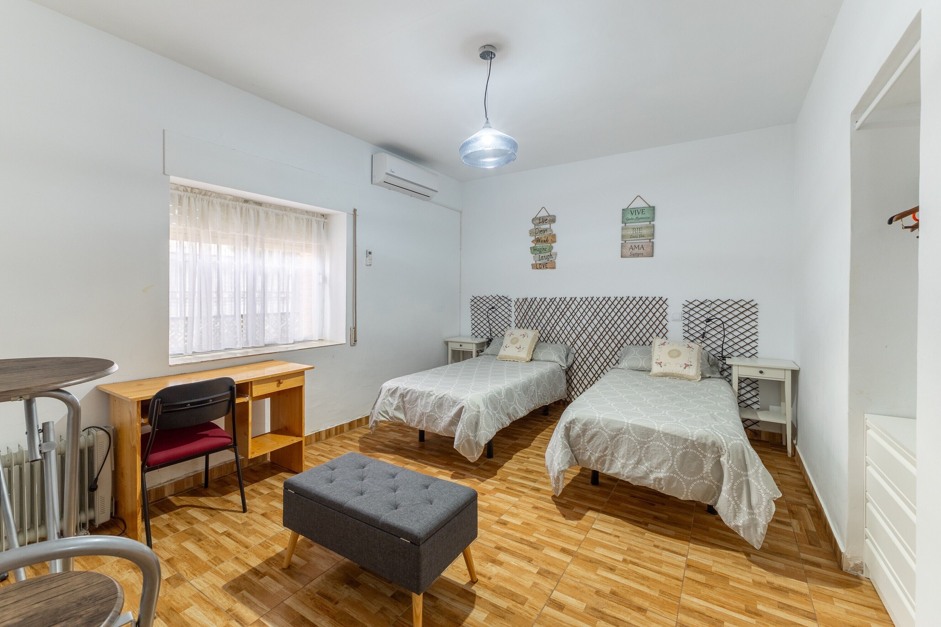 4 dormitorios, tabla de planchar con plancha, wifi gratis y ropa de cama