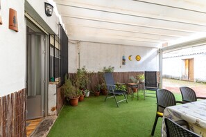 Outdoor dining - Holiday Home "Sol y Luna" with Shared Pool and Wi-Fi (Manzaneque)