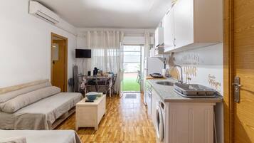 Réfrigérateur, micro-ondes, four, plaque de cuisson