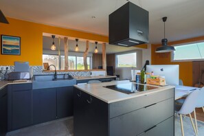 Jääkaappi, mikroaaltouuni, uuni, liesi