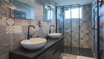 Shower, towels