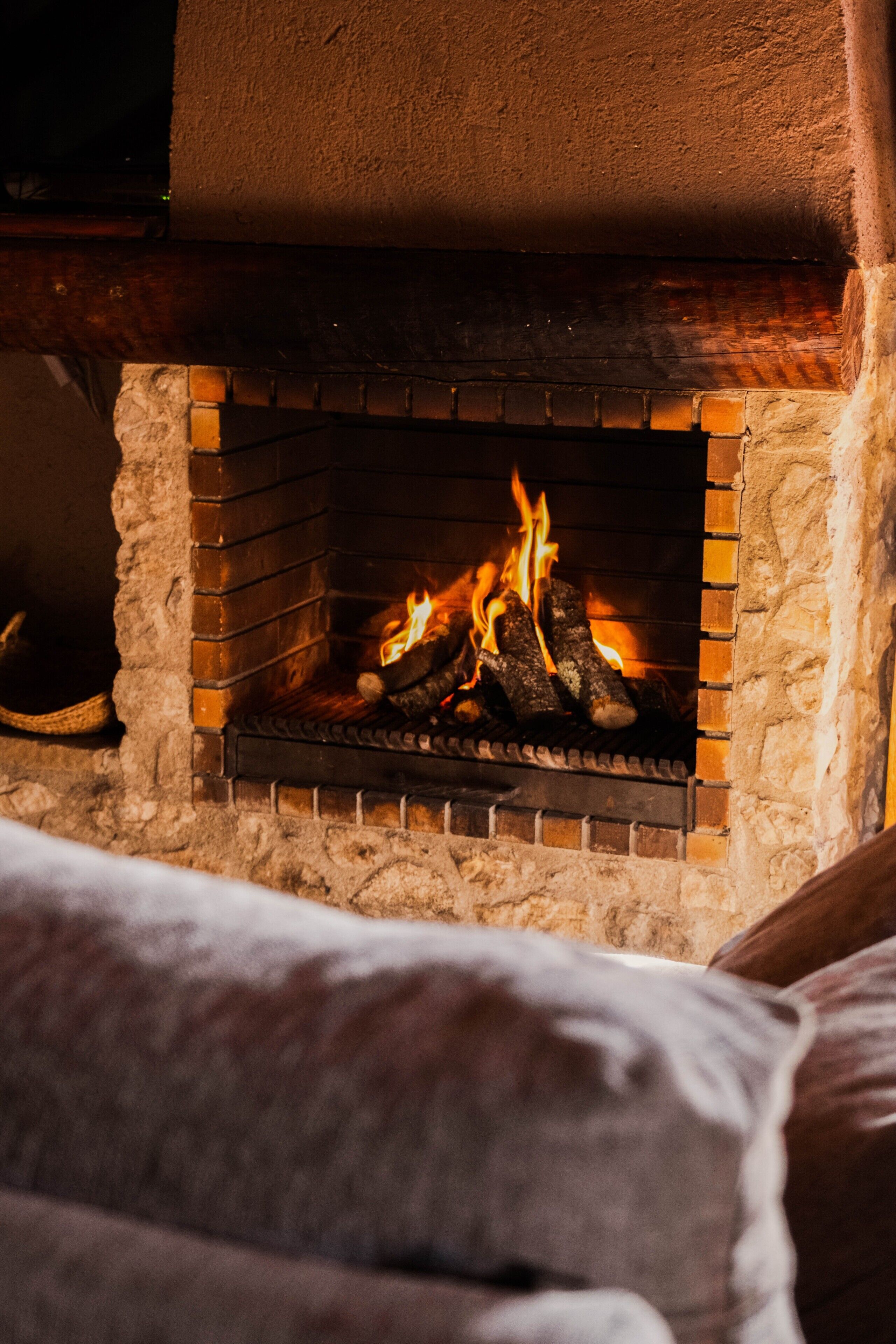 Una chimenea con revestimiento de ladrillo y repisa de madera.