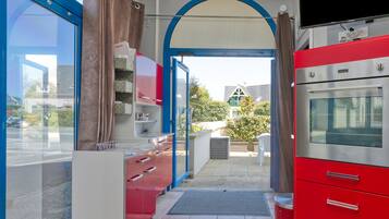 Frigorifero, microonde, forno, piano cottura