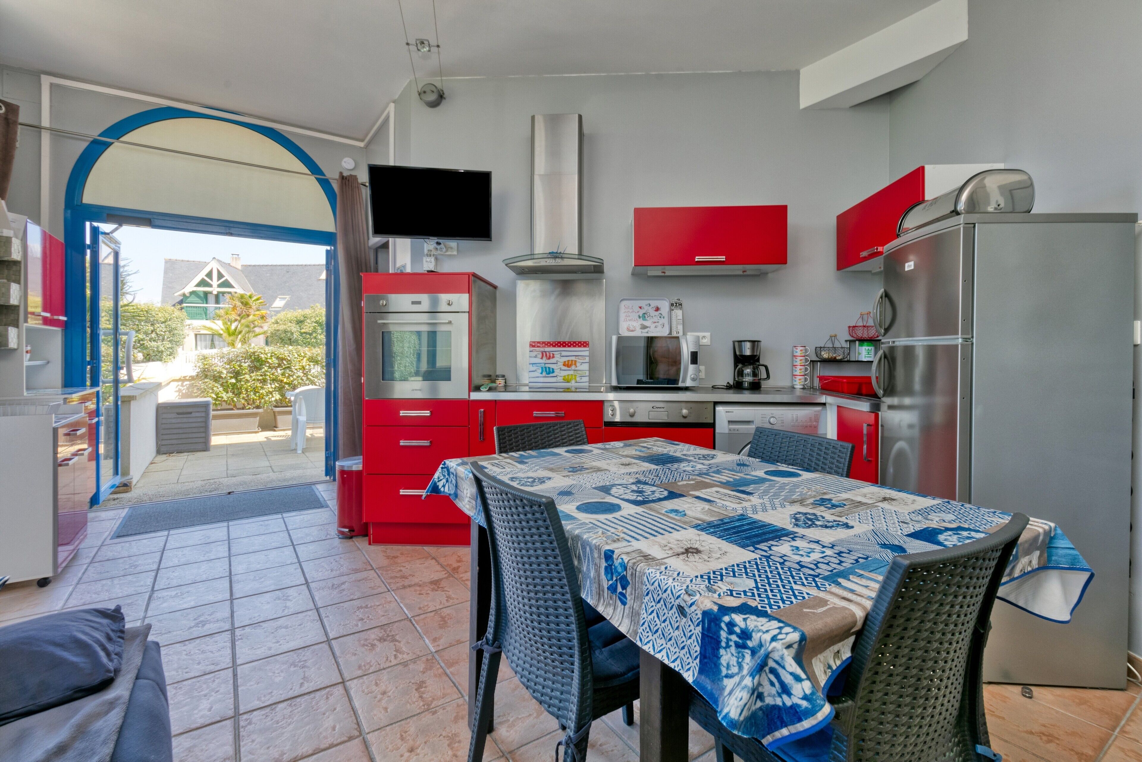 Réfrigérateur, micro-ondes, four, plaque de cuisson