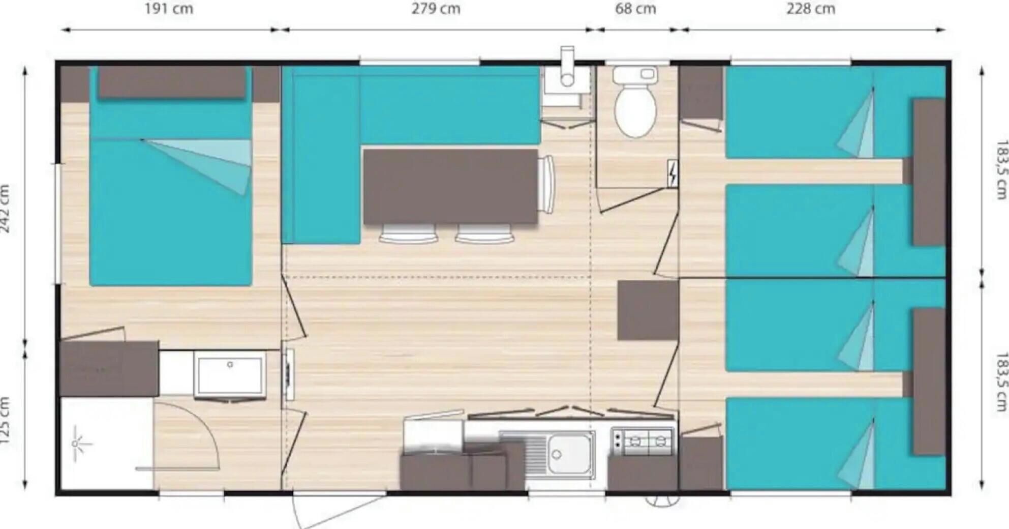 Grundriss eines Hotelzimmers mit Küchenzeile, Bad und einer Sitzecke.