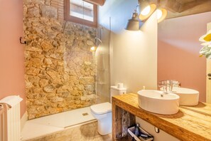 Douche, articles de toilette (gratuits), séchoir à cheveux