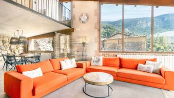 TV, fireplace, ping pong