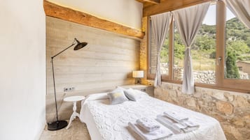 4 slaapkamers, een strijkplank/strijkijzer, gratis wifi, beddengoed