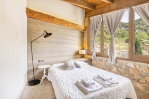 4 bedrooms, iron/ironing board, free WiFi, bed sheets