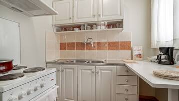 Refrigerador, horno, parrilla de estufa y cafetera y tetera