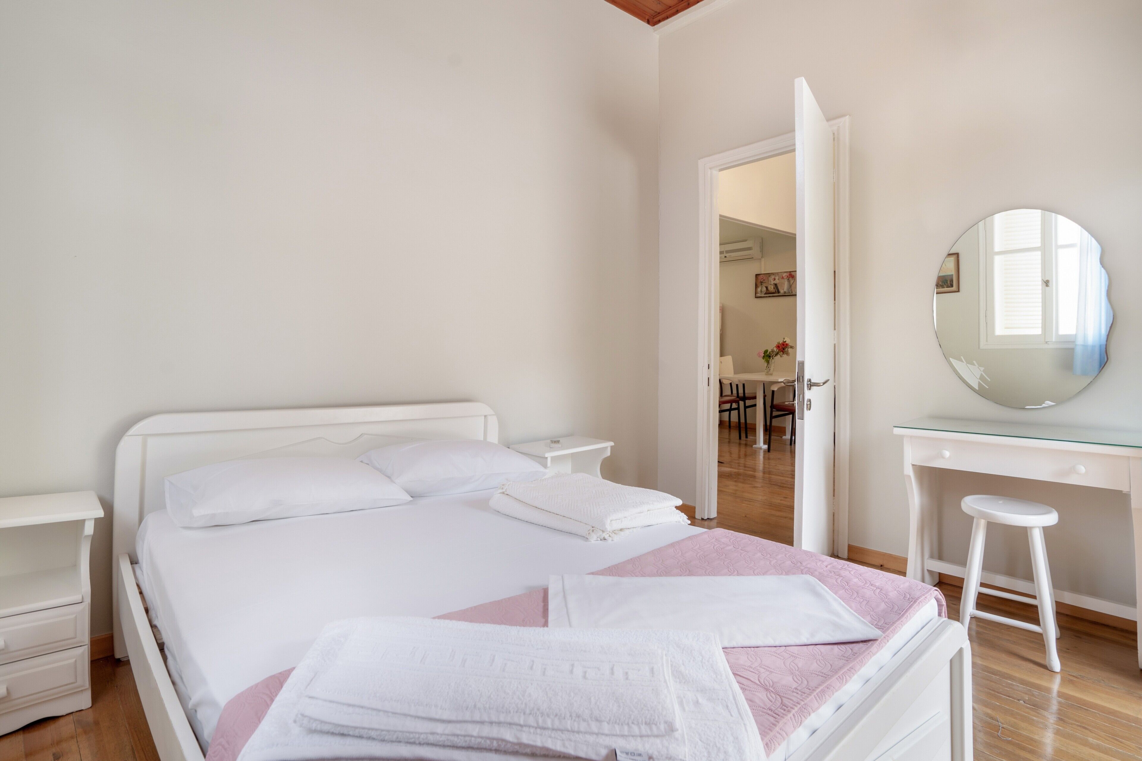 3 slaapkamers, een strijkplank/strijkijzer, gratis wifi, beddengoed