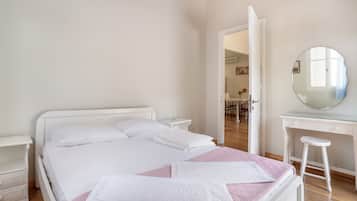 3 slaapkamers, een strijkplank/strijkijzer, gratis wifi, beddengoed