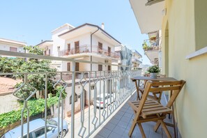 Outdoor dining - Room 'Catania' with Balcony, Wi-Fi and Air Conditioning (Giardini Naxos)