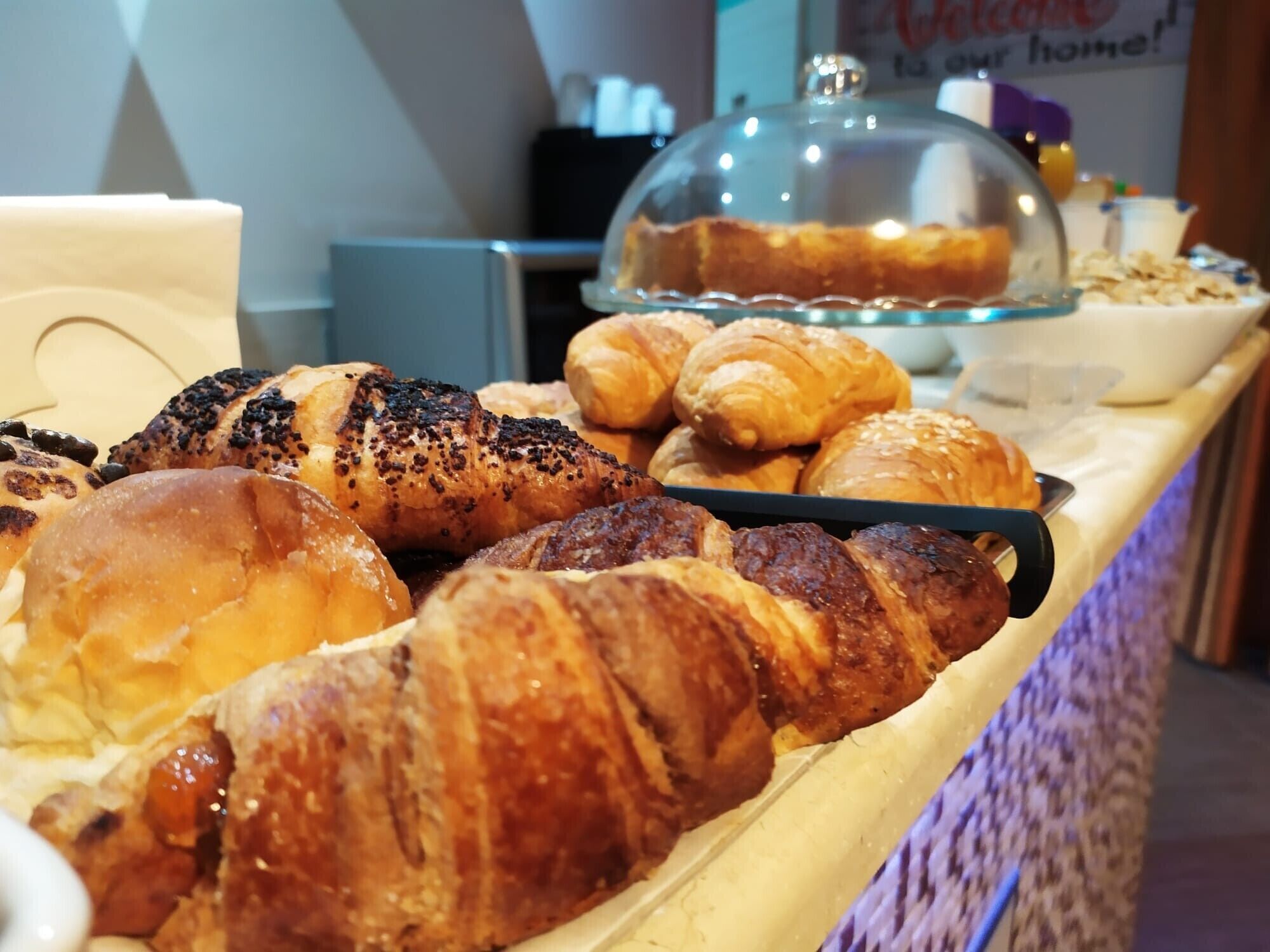 Eine Auswahl an Backwaren, darunter Croissants und Brötchen.