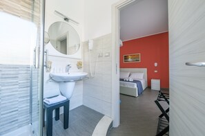 Ducha, secador de pelo y toallas