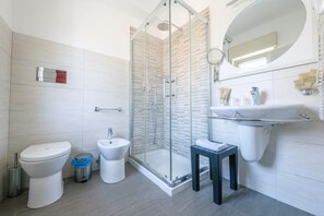 Dusche, Haartrockner, Handtücher