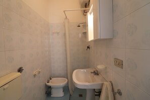 Bruser, hårtørrer, håndklæder