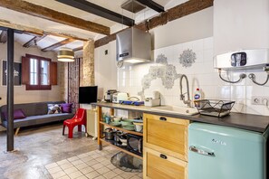 Fridge, microwave, stovetop, coffee/tea maker