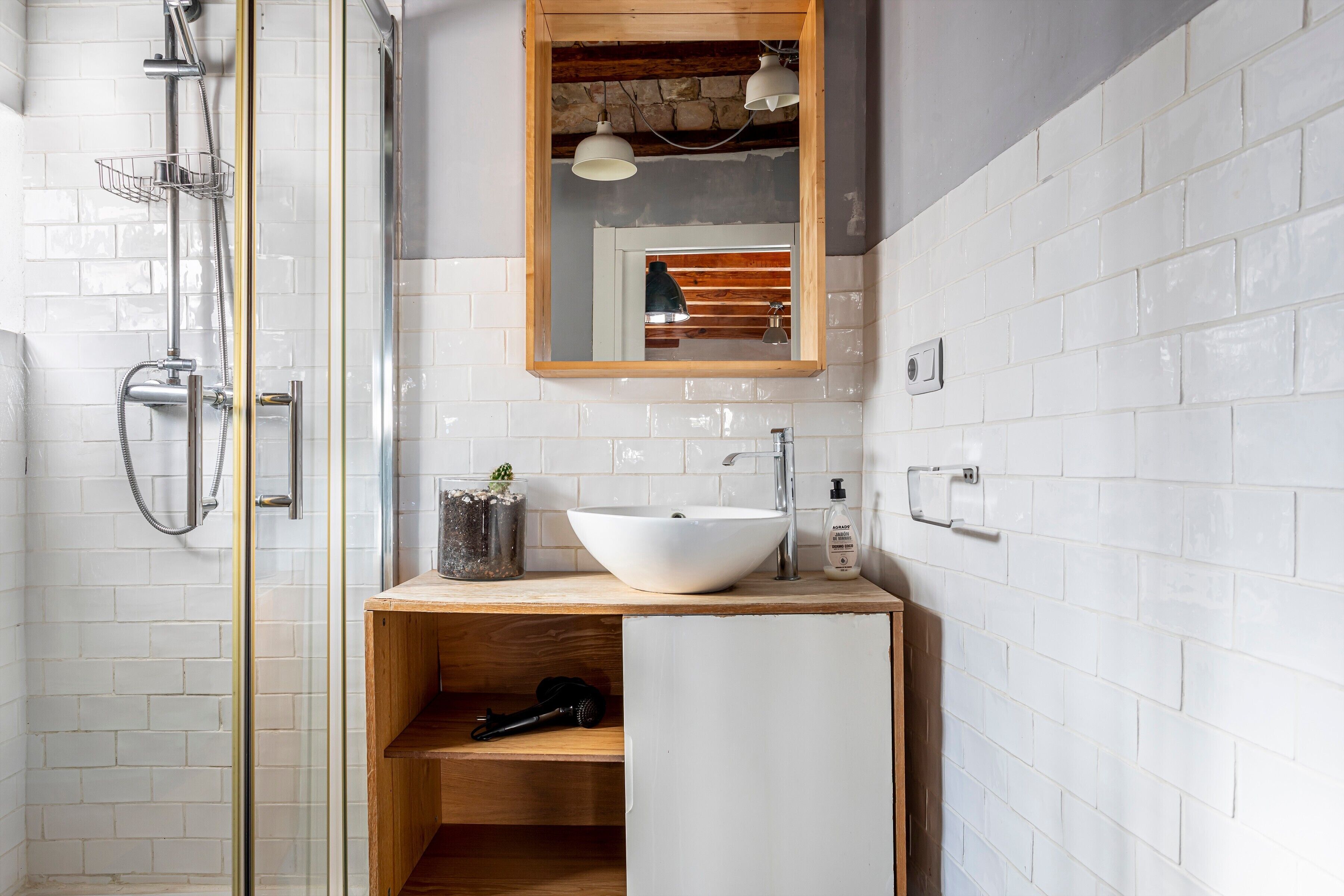 Een douche, een haardroger, handdoeken