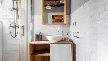 Een douche, een haardroger, handdoeken