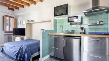 Fridge, microwave, stovetop, coffee/tea maker