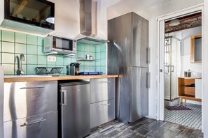 Frigorifero, microonde, piano cottura, macchina per tè/caffè