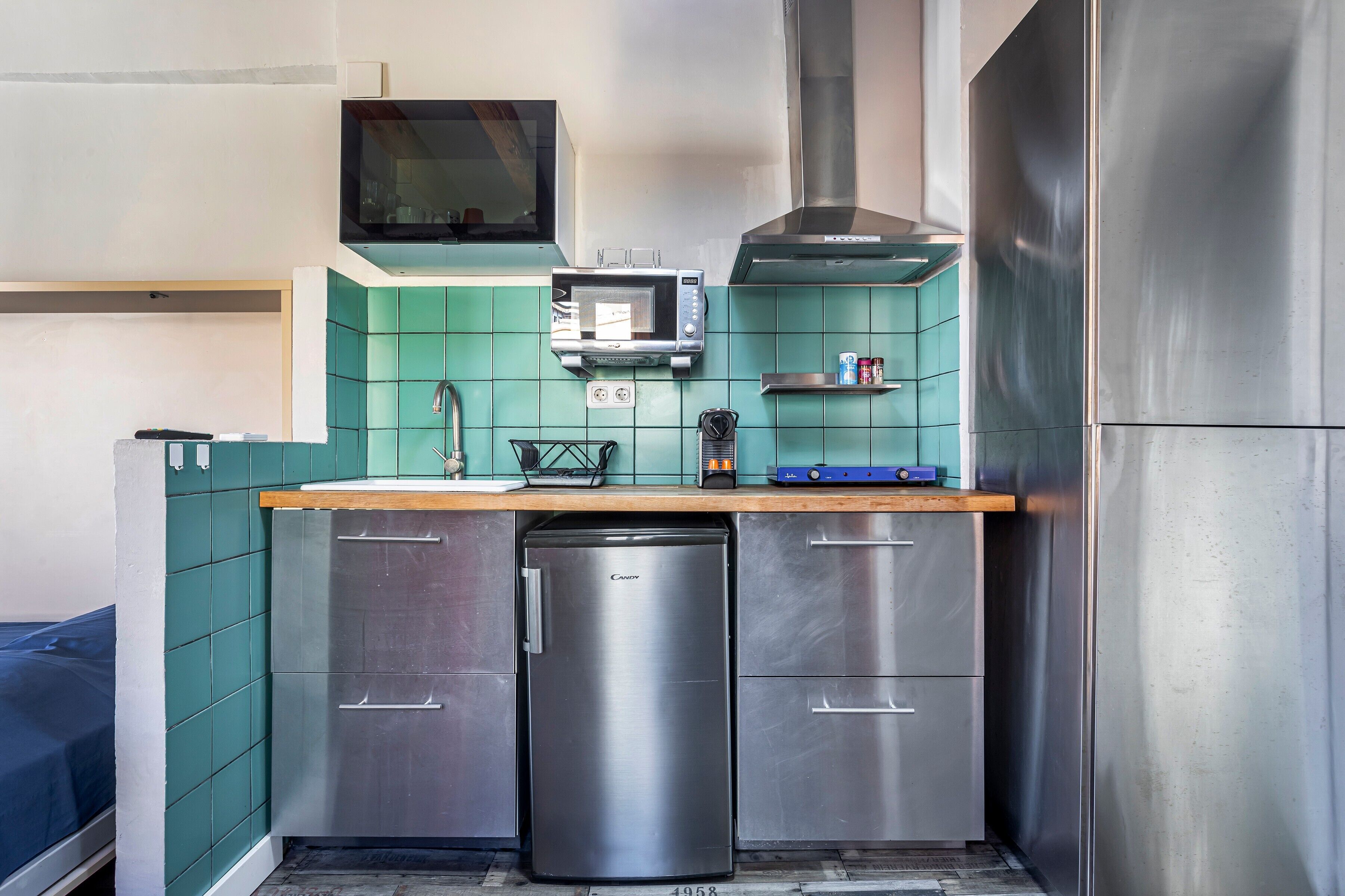 Refrigerador, microondas, parrilla de estufa y cafetera y tetera 