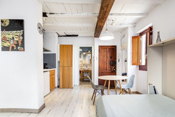 1 غرفة نوم ومكواة/لوح كي وواي فاي مجانًا وملاءات أسرّة