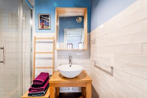 Een douche, een haardroger, handdoeken