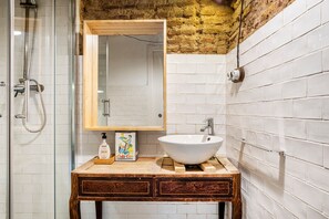 Douche, sèche-cheveux, serviettes fournies