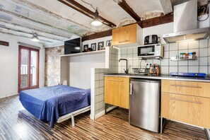 ثلاجة، ميكروويف، موقد طهي مسطح، ماكينة لصنع القهوة/الشاي