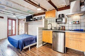 Réfrigérateur, micro-ondes, plaque de cuisson, cafetière/bouilloire