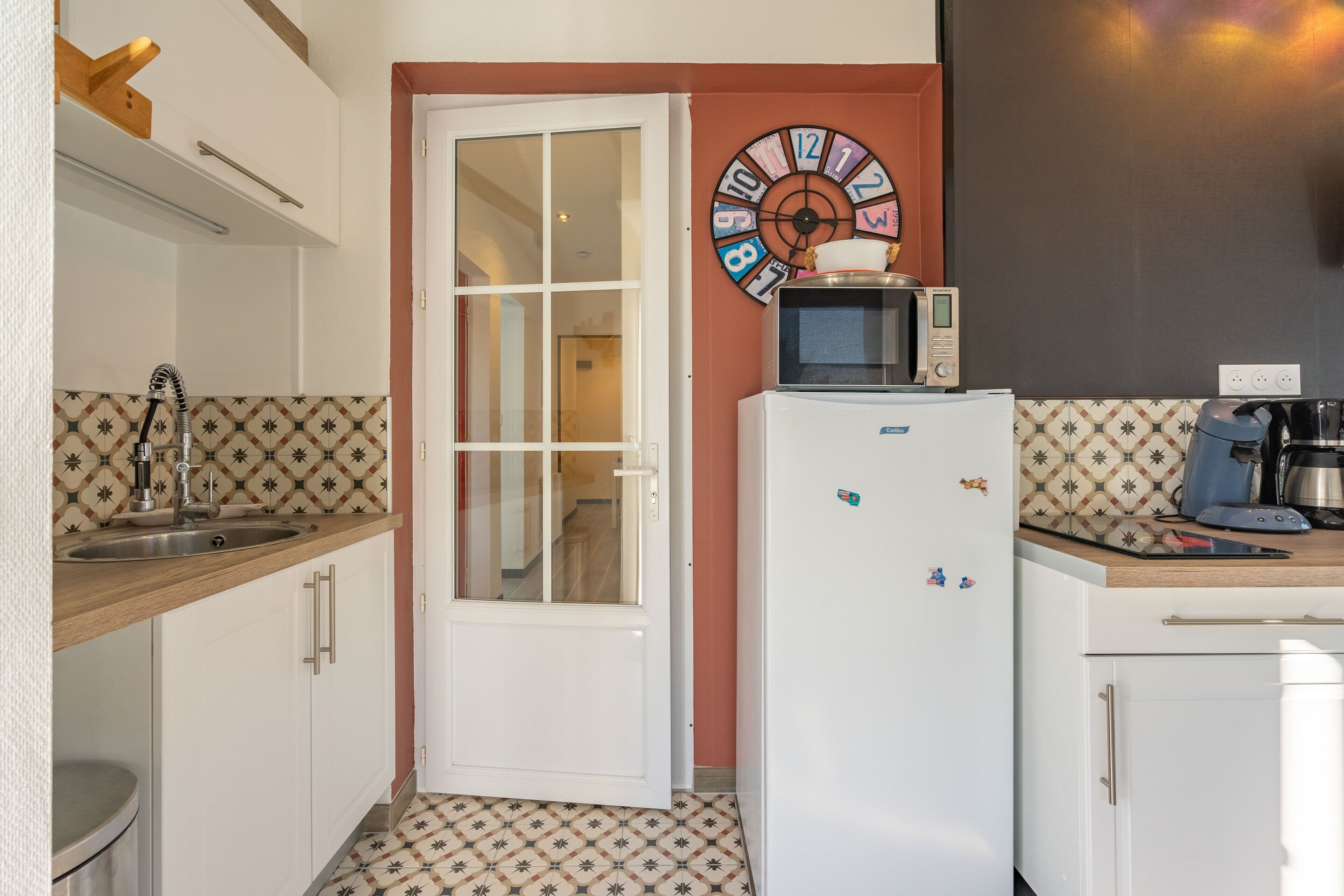 Kühlschrank, Mikrowelle, Herdplatte, Wasserkocher mit Kaffee-/Teezubehör