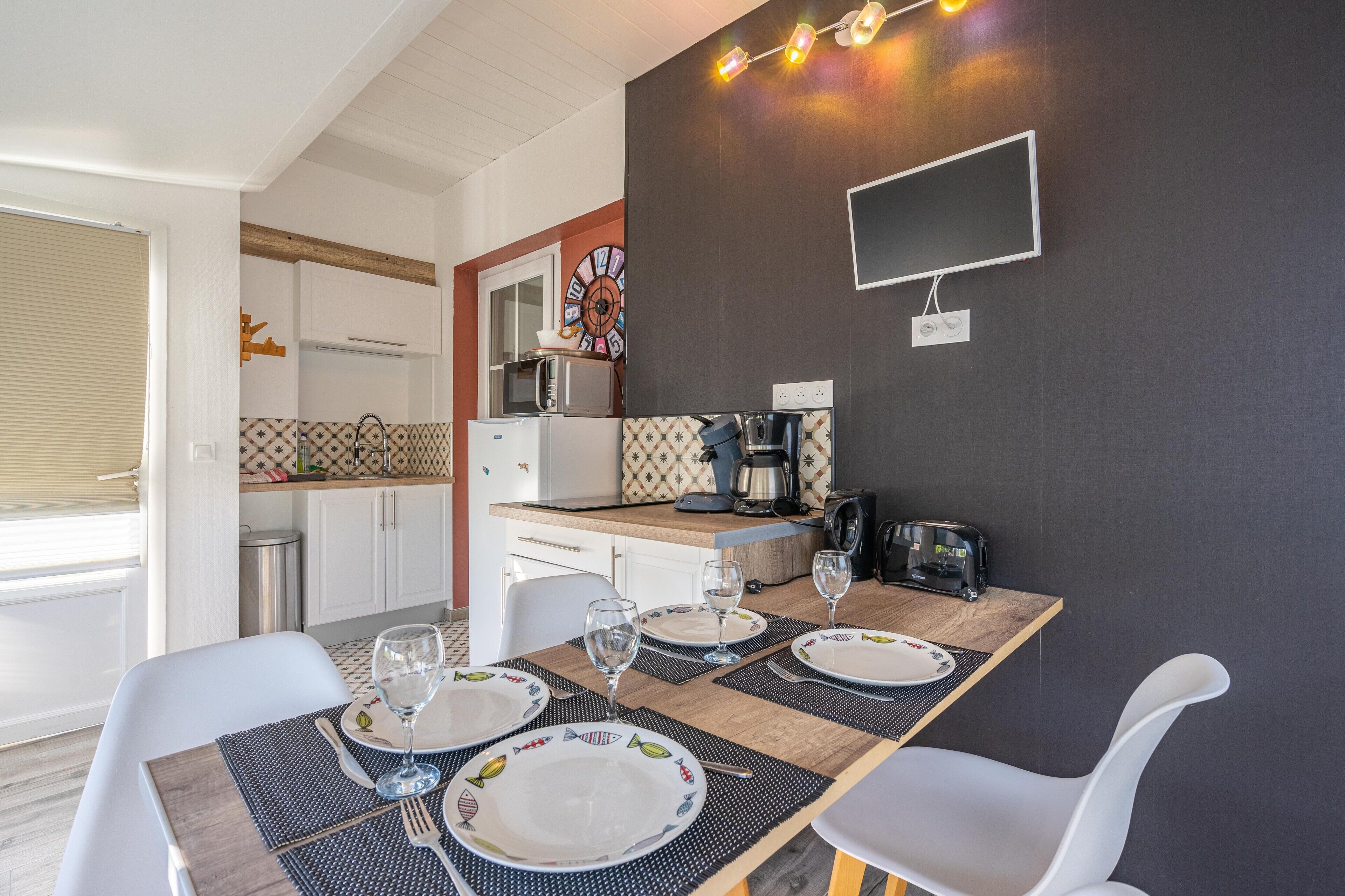 Kühlschrank, Mikrowelle, Herdplatte, Wasserkocher mit Kaffee-/Teezubehör