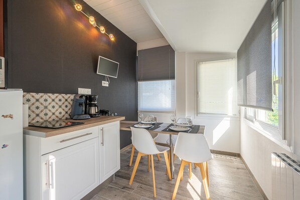 Kühlschrank, Mikrowelle, Herdplatte, Wasserkocher mit Kaffee-/Teezubehör