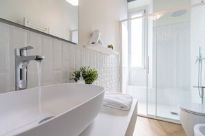 Shower, hair dryer, towels - Apartment 'Appartamento Martini' with Balcony, Wi-Fi and Air Conditioning (Milano)