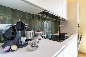 Fridge, microwave, oven, stovetop - Apartment 'Appartamento Martini' with Balcony, Wi-Fi and Air Conditioning (Milano)