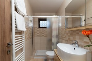 Douche, séchoir à cheveux, serviettes fournies