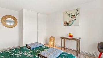 2 dormitoris, planxa i posts de planxar i roba de llit