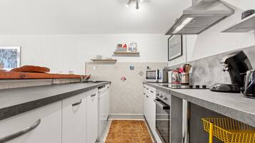 Frigorífic, microones, forn i placa de cuina