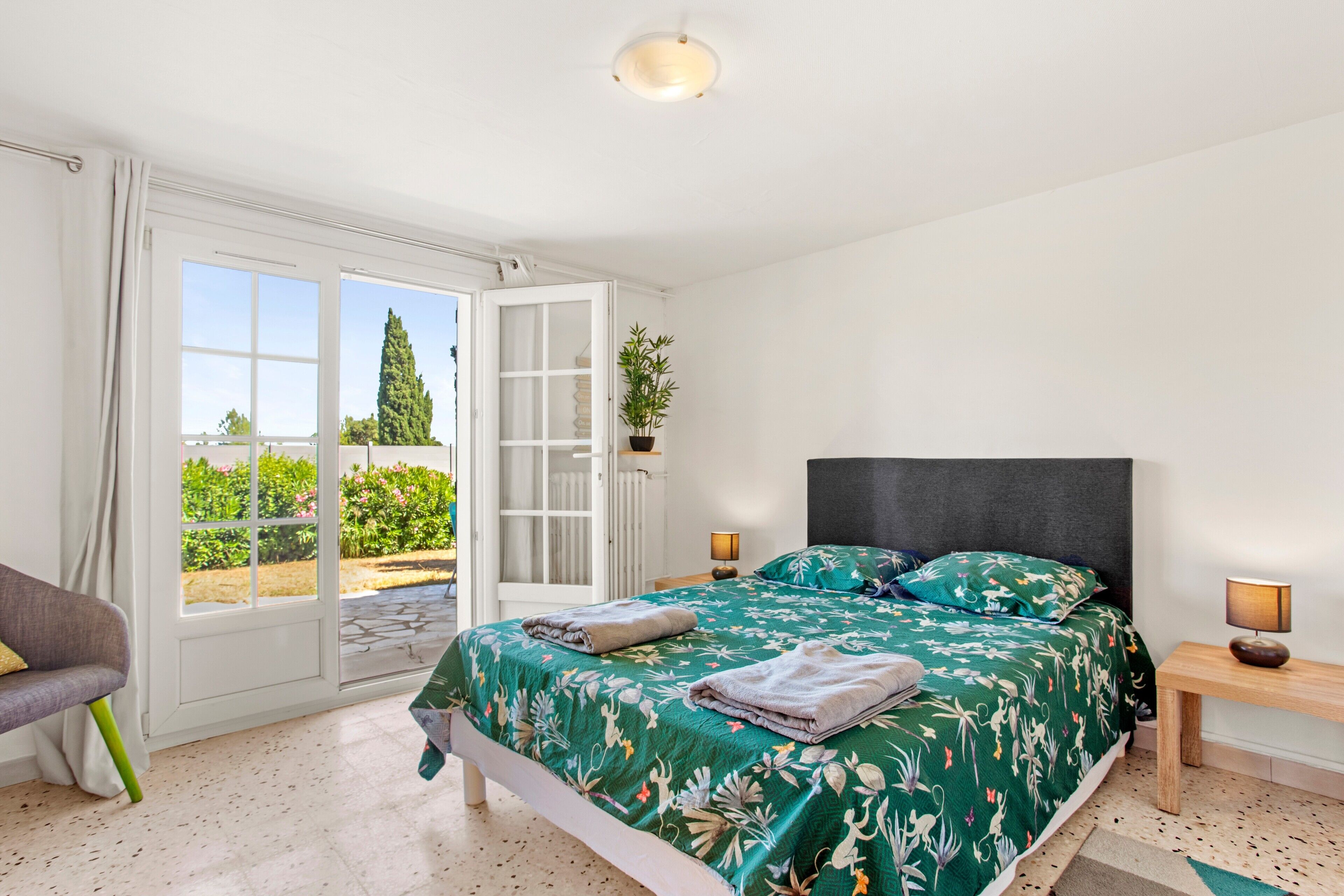 2 bedrooms, iron/ironing board, bed sheets, wheelchair access