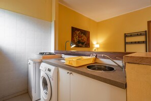 Køleskab, mikrobølgeovn, kogeplade, opvaskemaskine