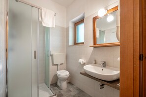 Shower, hair dryer, towels - Farmhouse 'Rosaspina - Appartamento 4' with Shared Pool, Wi-Fi and Air Conditioning (Capalbio)