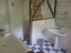 Douche, sèche-cheveux, serviettes fournies