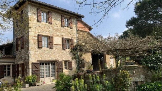 A stone building with multiple windows and a covered entrance. - Holiday Home 'Pey Sud' with Mountain View, Private Terrace and Wi-Fi (Sistels)