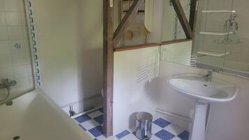 Een douche, een haardroger, handdoeken